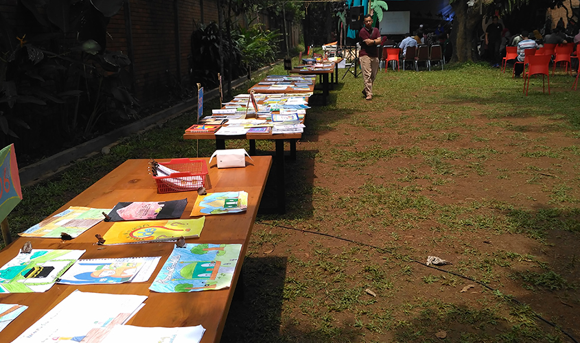 Students-Book-Fair-School-of-Universe-Parung,-Literacy-Fair-2017,-Kursus-SEO-Bogor,-Kuliah-SEO-Parung,-Pelatihan-SEO-Bogor,-Training-SEO-Bogor,-Belajar-SEO-Bogor